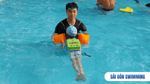 Khóa học bơi cho trẻ em - Giáo viên đang tương tác với bé trong buổi học